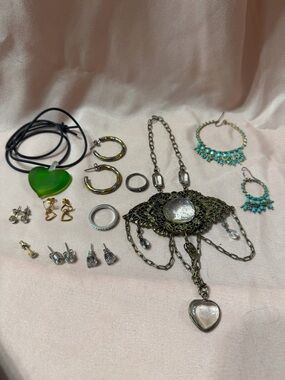 Mixed Women’s Jewelry Set with Green Heart Pendant